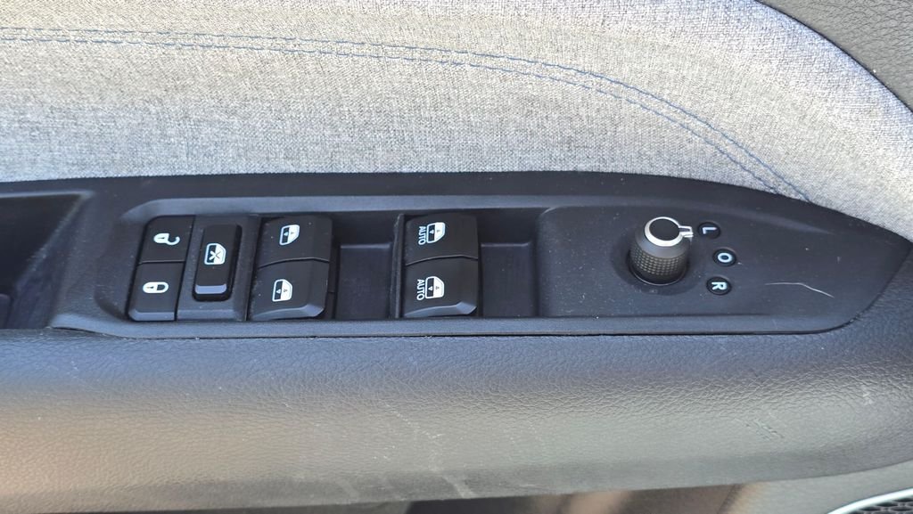 Used 2024 Baltic Gray Metallic Clearcoat Jeep Latitude image 23