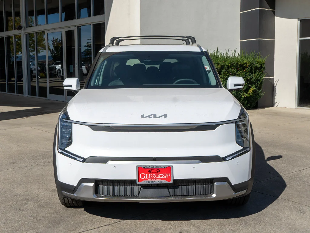 New 2026 White Kia Wind image 2