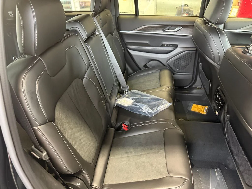 New 2026 Diamond Black Crystal Pearl-Coat Exterior Paint Jeep Altitude image 42
