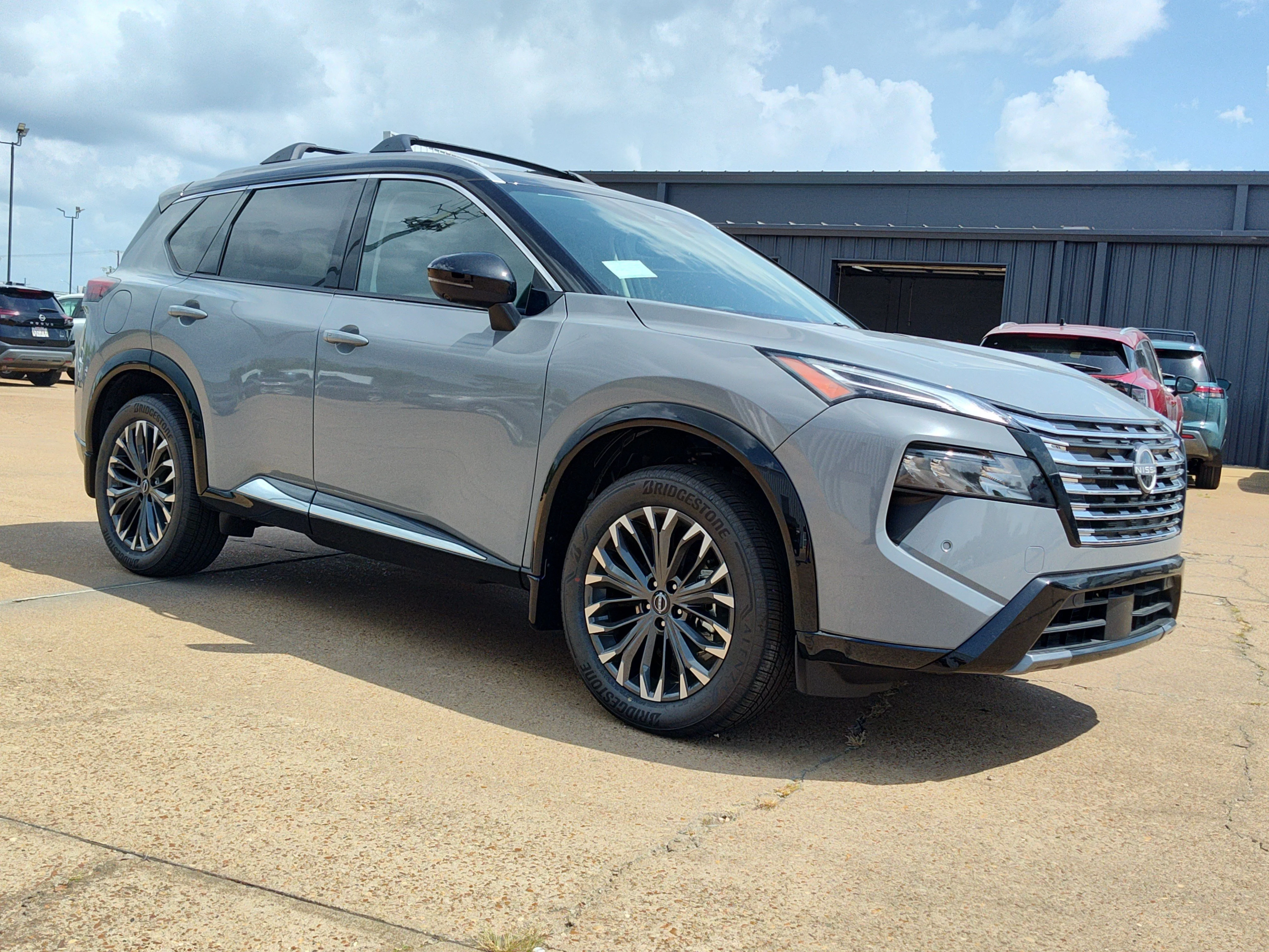 New 2026 Boulder Gray Pearl / Super Black Two-tone Nissan Platinum image 6