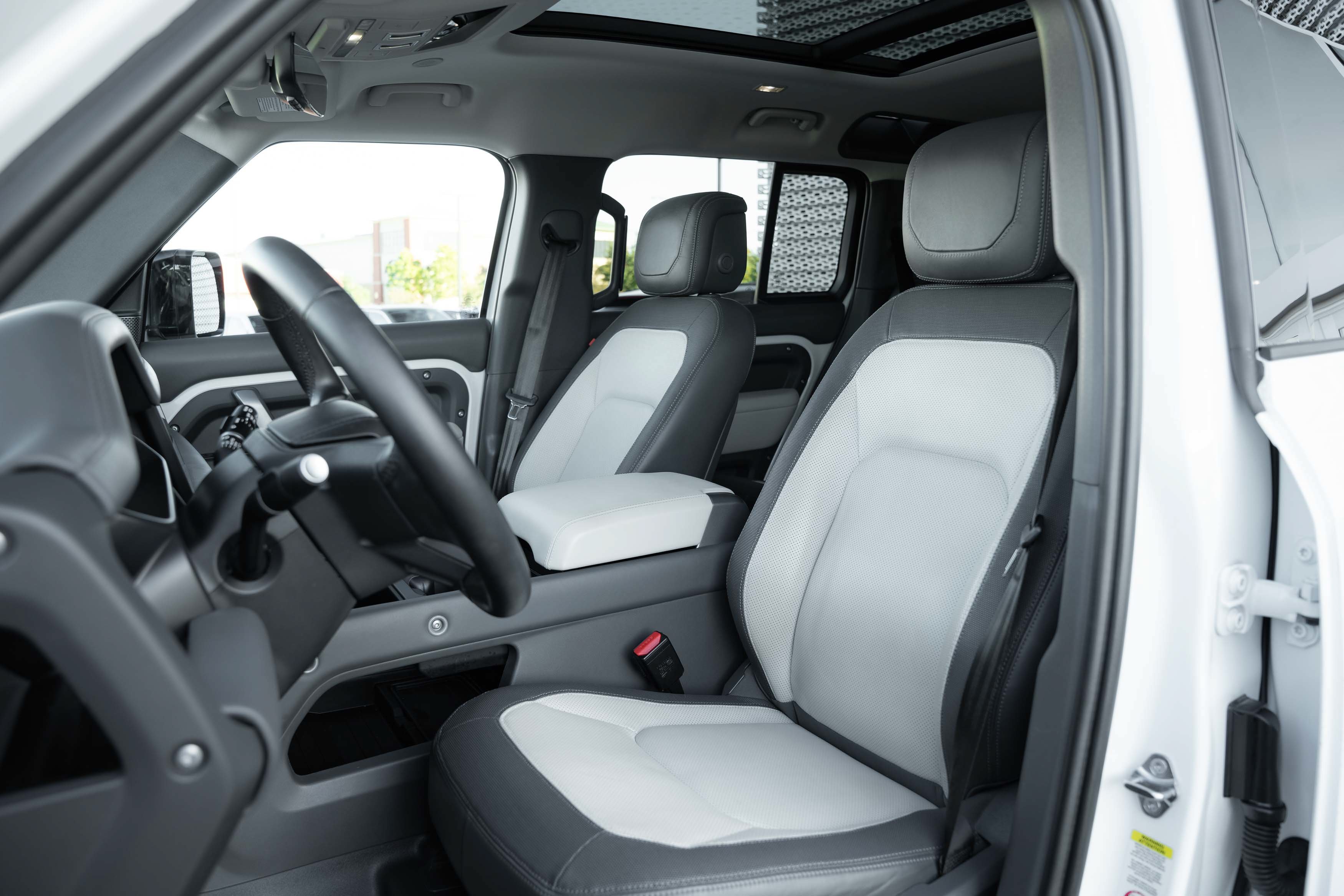 Used 2023 Fuji White Land Rover X-Dynamic SE image 19