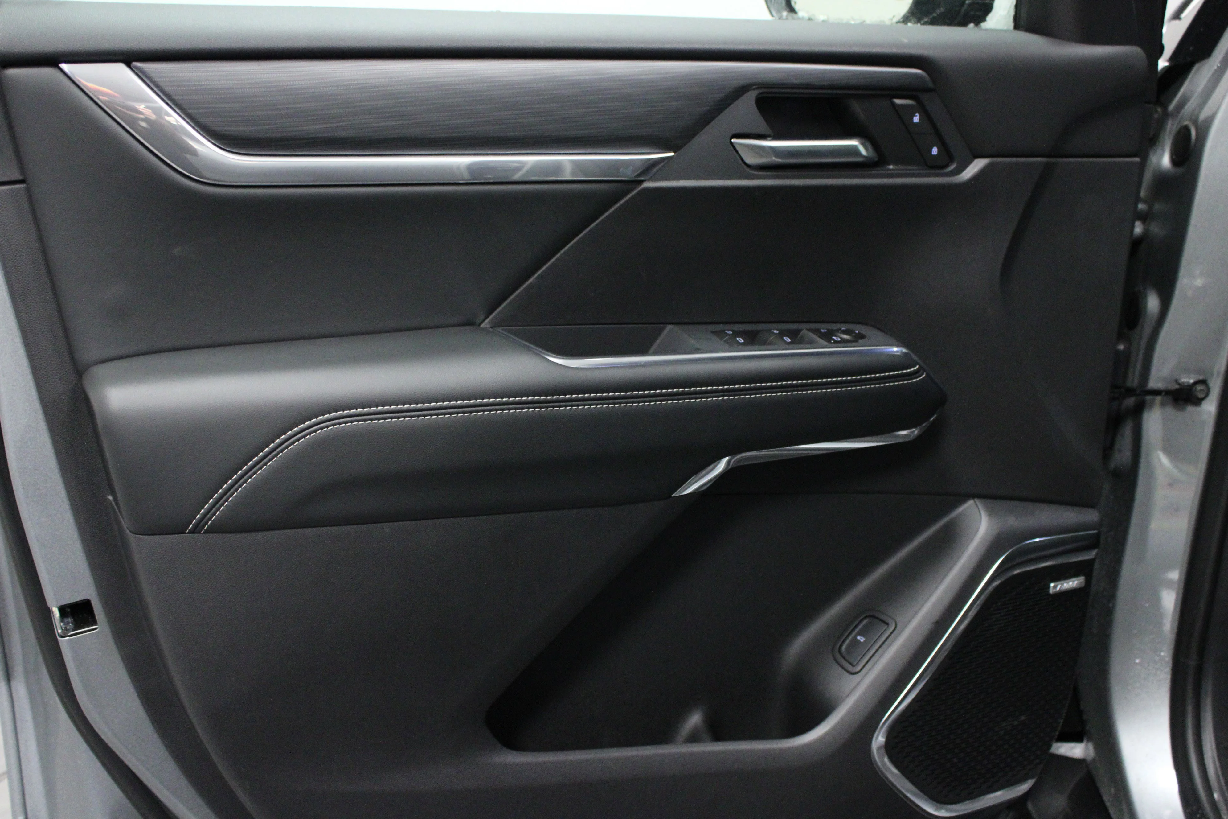 New 2025 Sterling Metallic GMC Elevation image 11