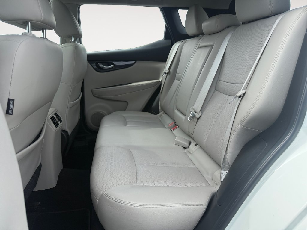 Used 2018 White Nissan SL image 13