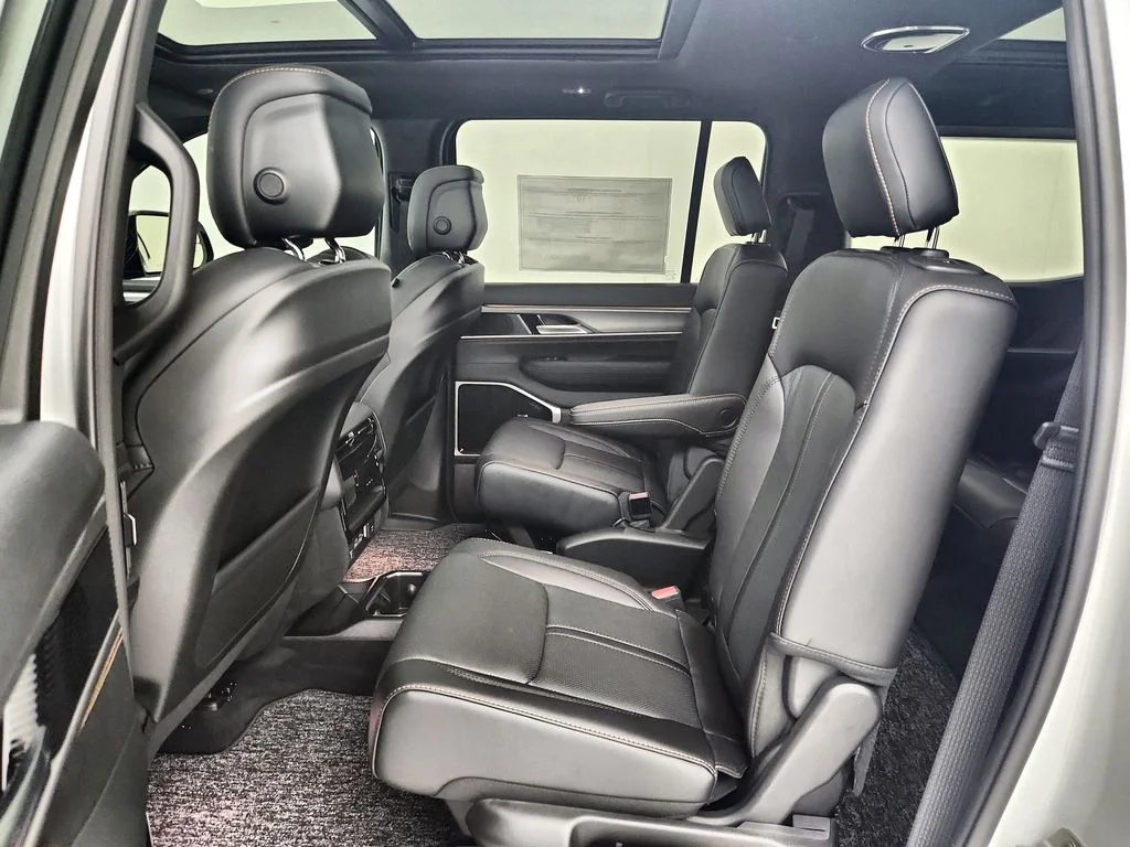 New 2026 Bright White Clear-Coat Exterior Paint Jeep 85th Anniversary Edition image 30