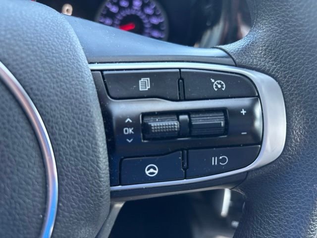 Used 2022 Passion Red Kia LXS image 9