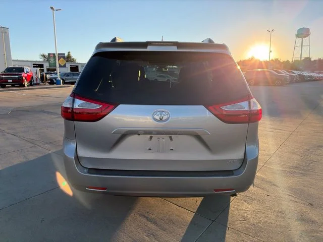 Used 2018 Silver Toyota XLE image 6