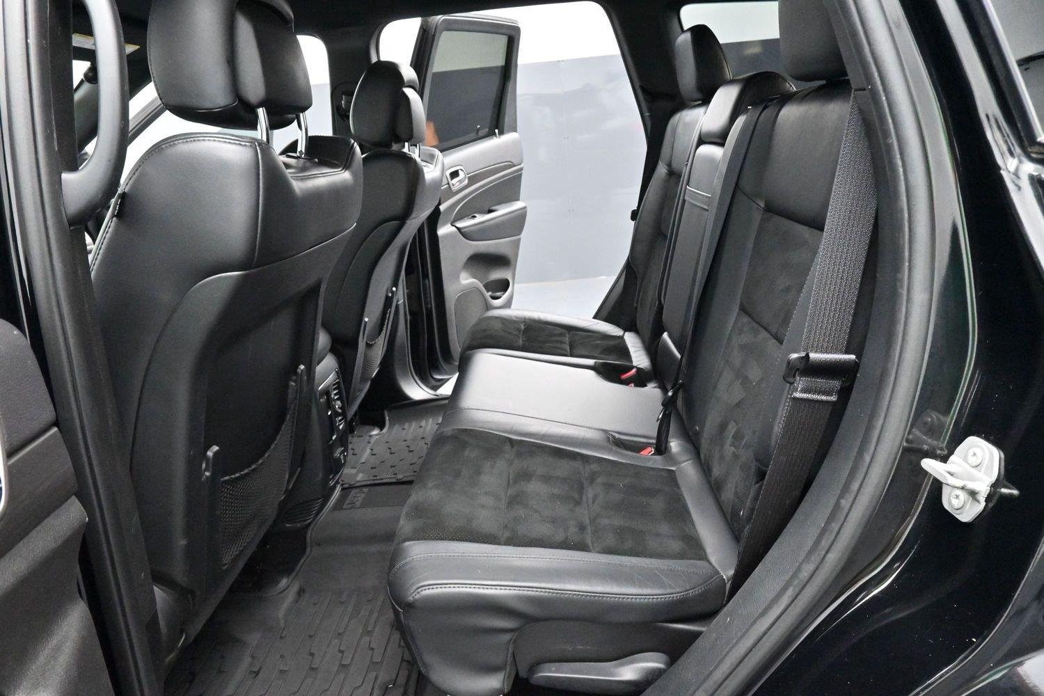 Used 2017 Diamond Black Crystal Pearlcoat Jeep Altitude image 28