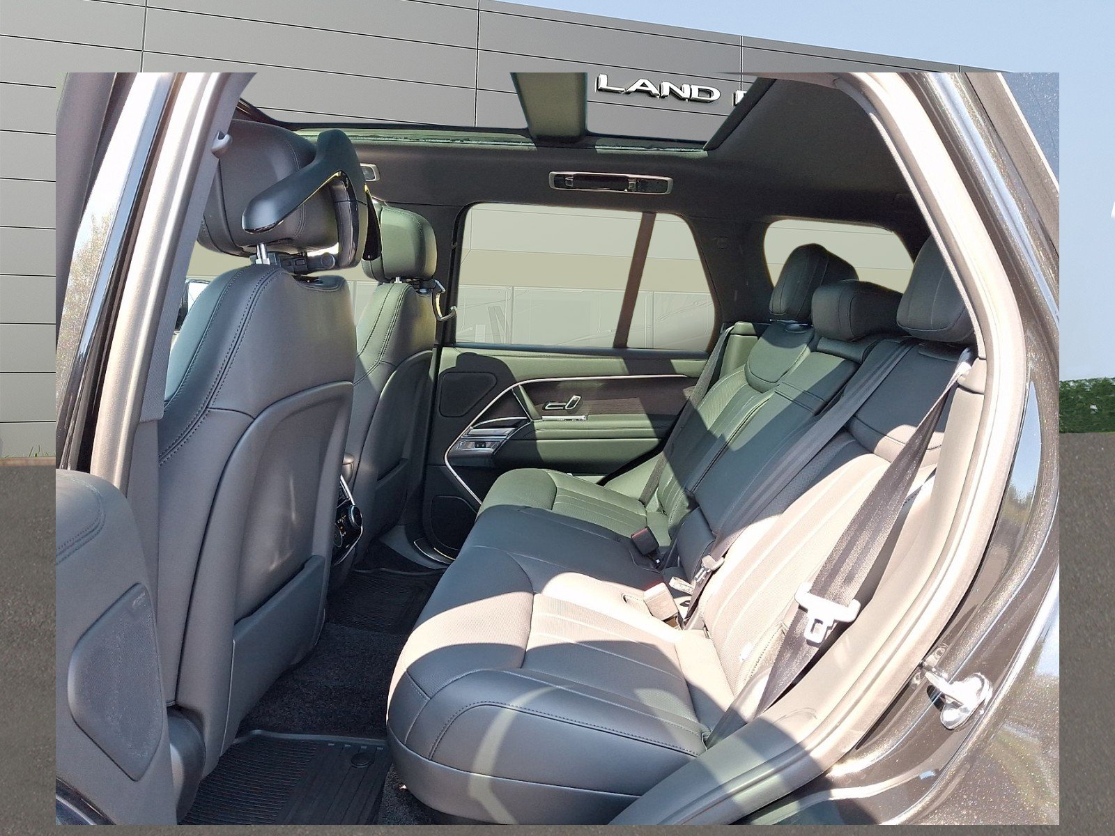New 2027 Santorini Black Land Rover SE image 8