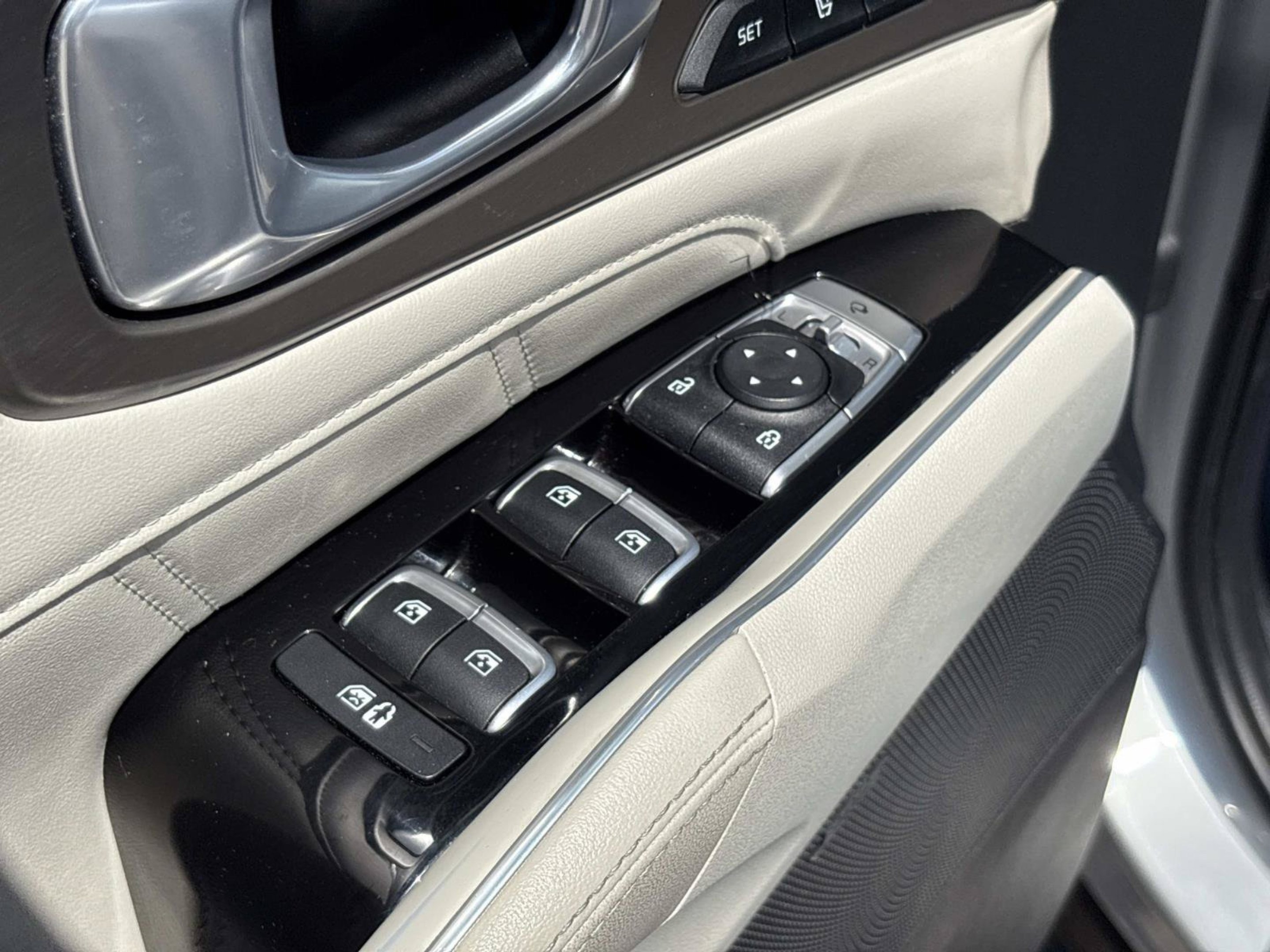 Used 2022 Silky Silver Kia SX Prestige image 23