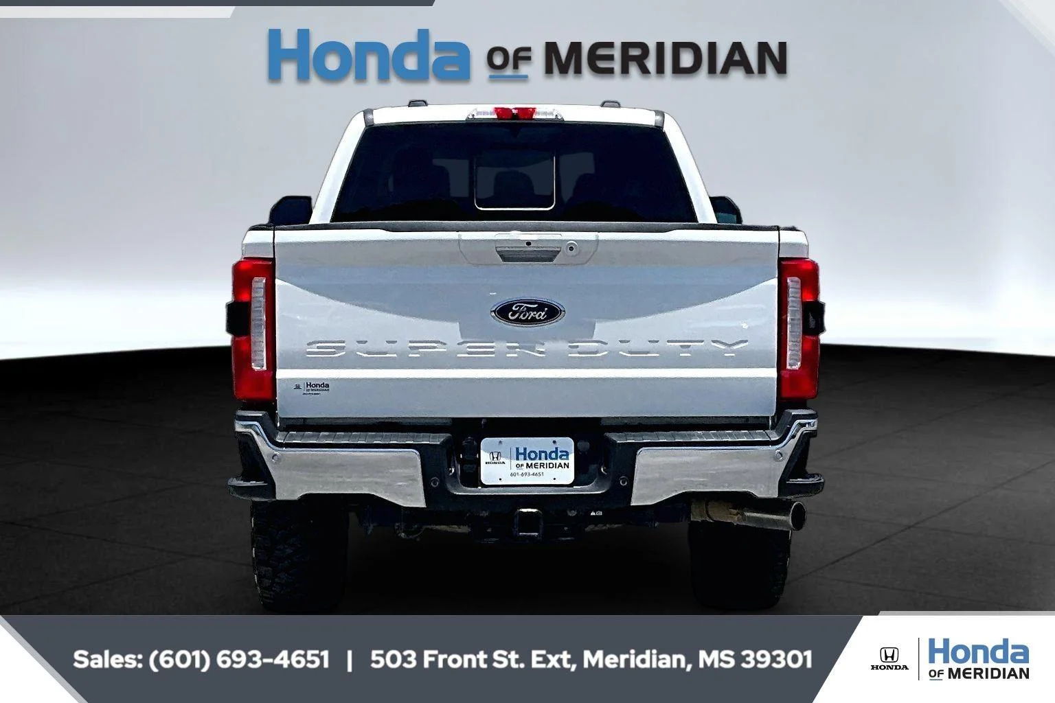 Used 2024 Star White Metallic Tri-Coat Ford LARIAT image 4