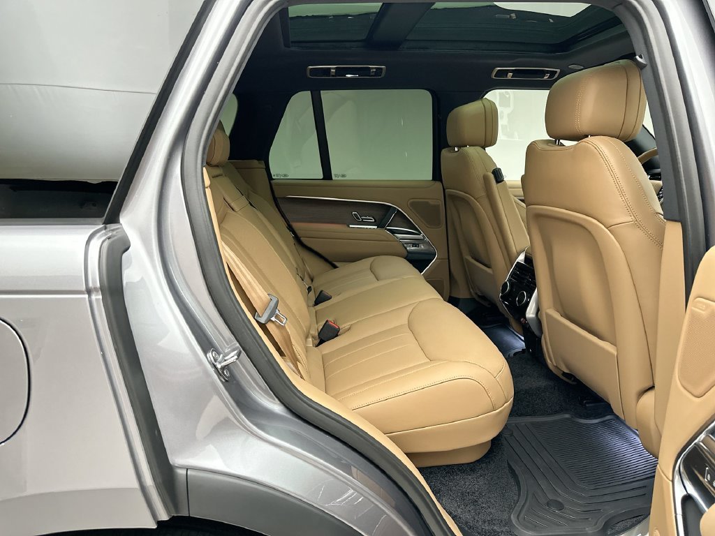 New 2027 Eiger Grey Metallic Land Rover SE image 7