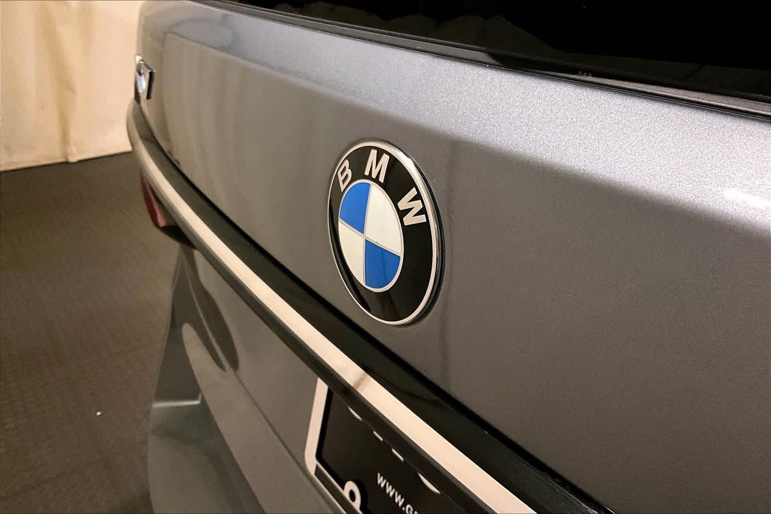 Used 2026 Skyscraper Grey Metallic BMW xDrive40i image 32