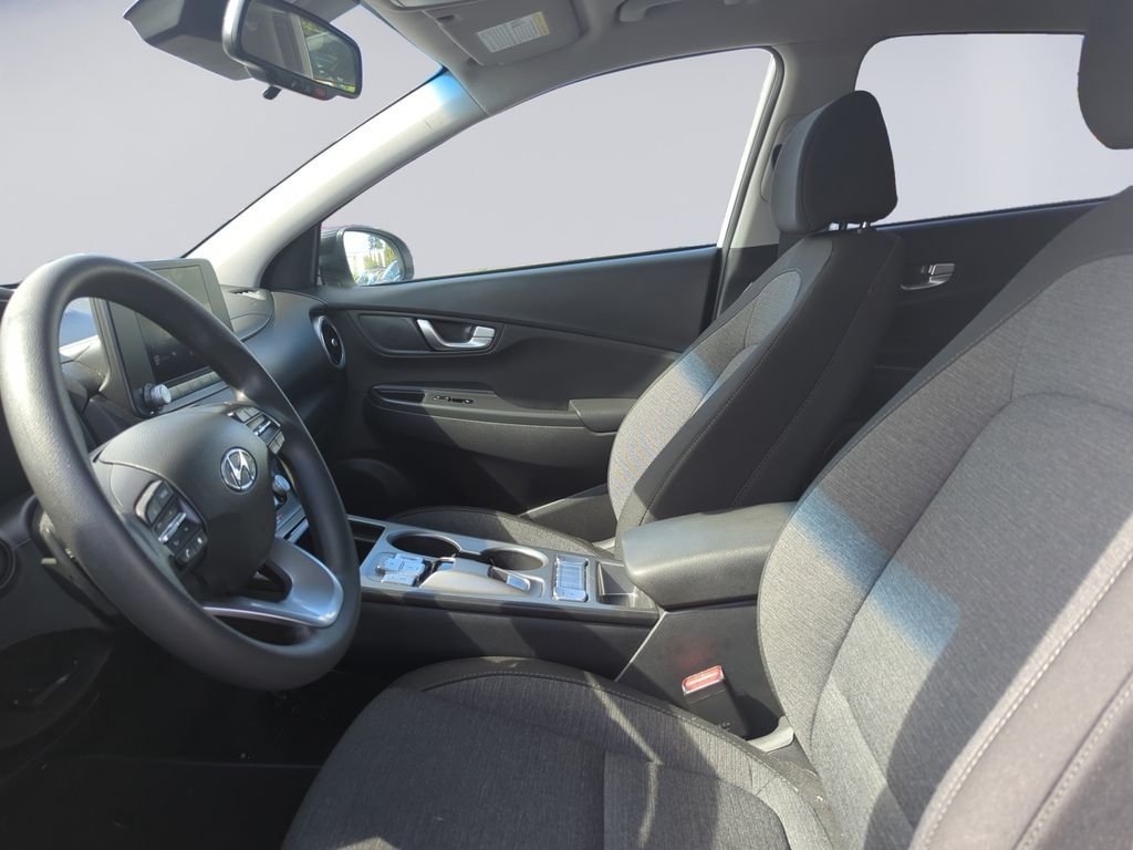 Used 2023 White Hyundai SE image 16