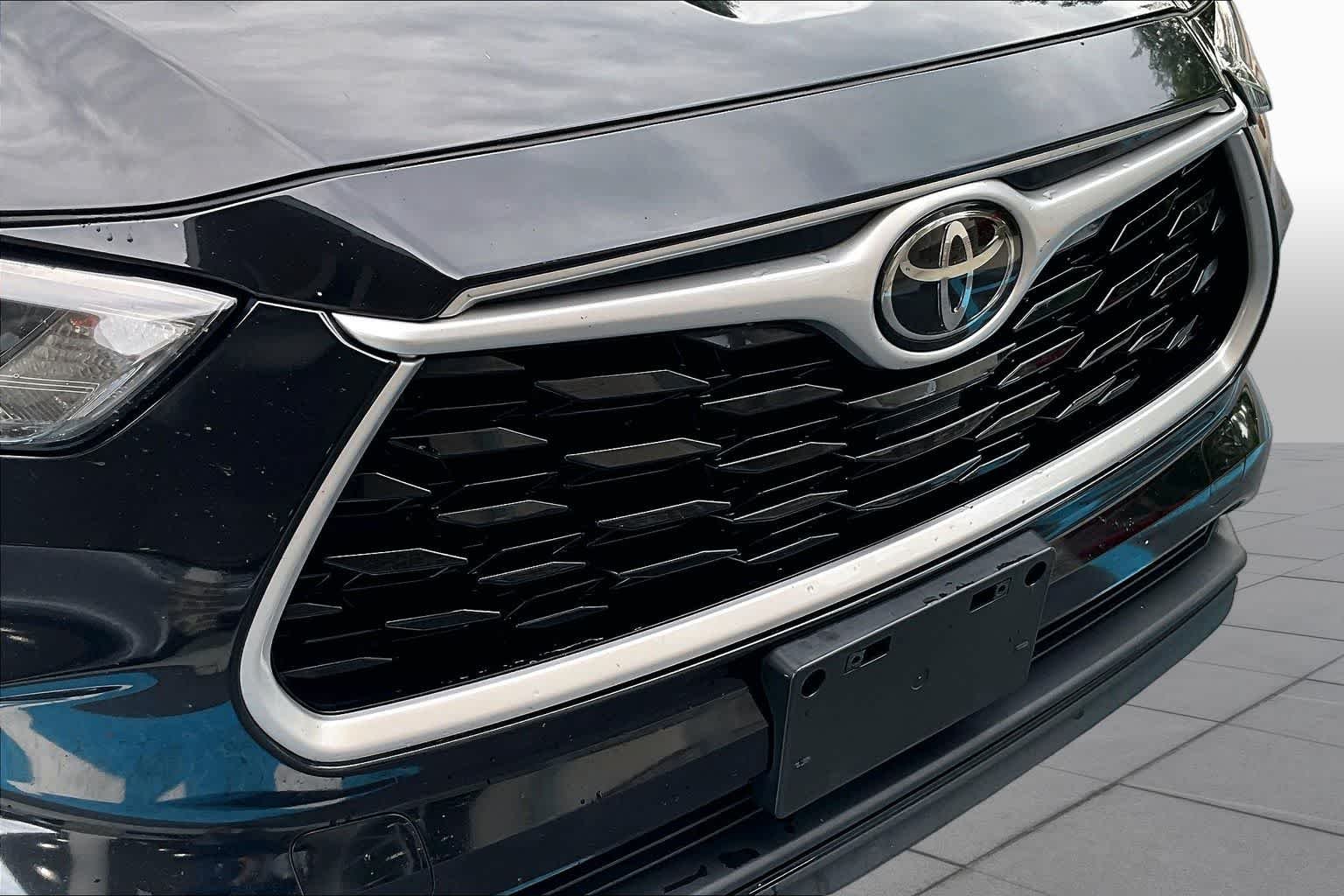 Used 2021 Midnight Black Metallic Toyota XLE image 30