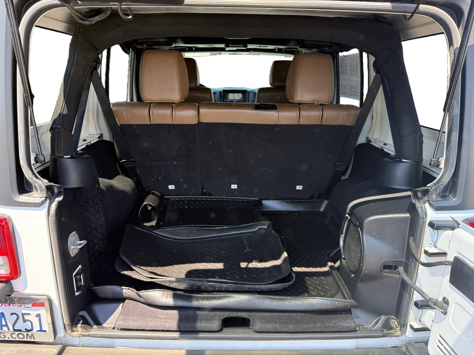 Used 2012 Bright White Clearcoat Jeep Unlimited Rubicon image 17
