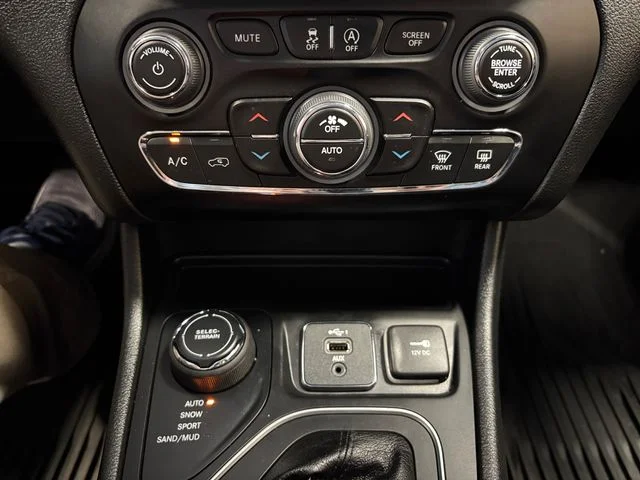 Used 2022 White Jeep Latitude Lux image 22