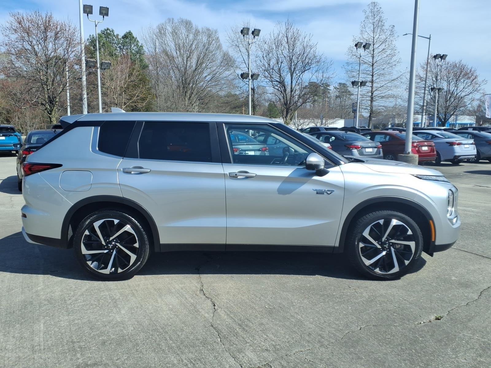 Used 2024 White Diamond/Black Roof Mitsubishi SE image 6