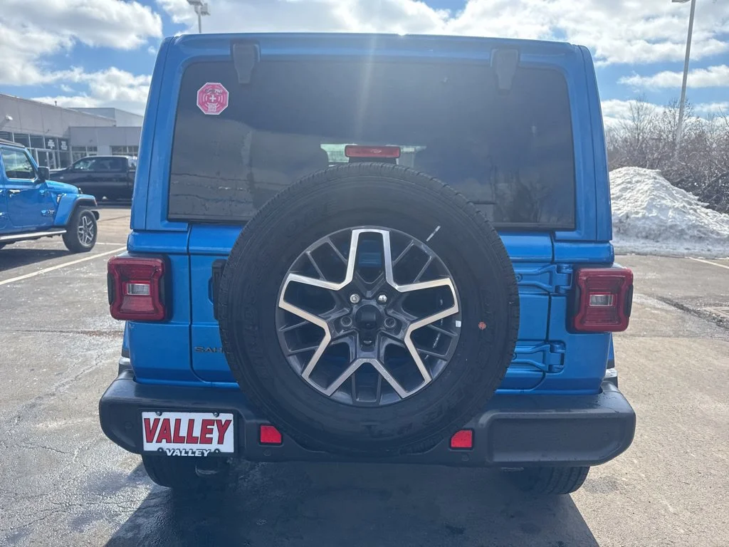 Used 2025 Blue Jeep Sahara image 4