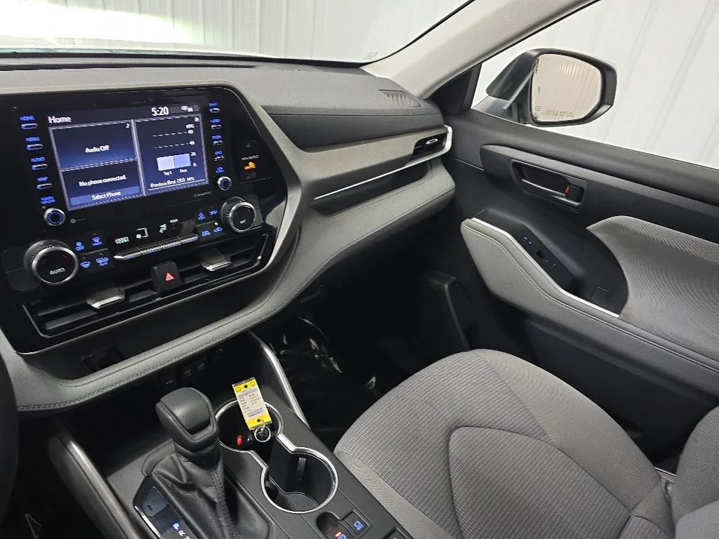 Used 2020 White Toyota L image 25