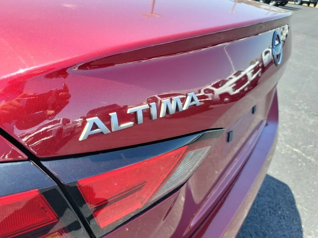 Used 2023 Red Nissan SR FWD image 31