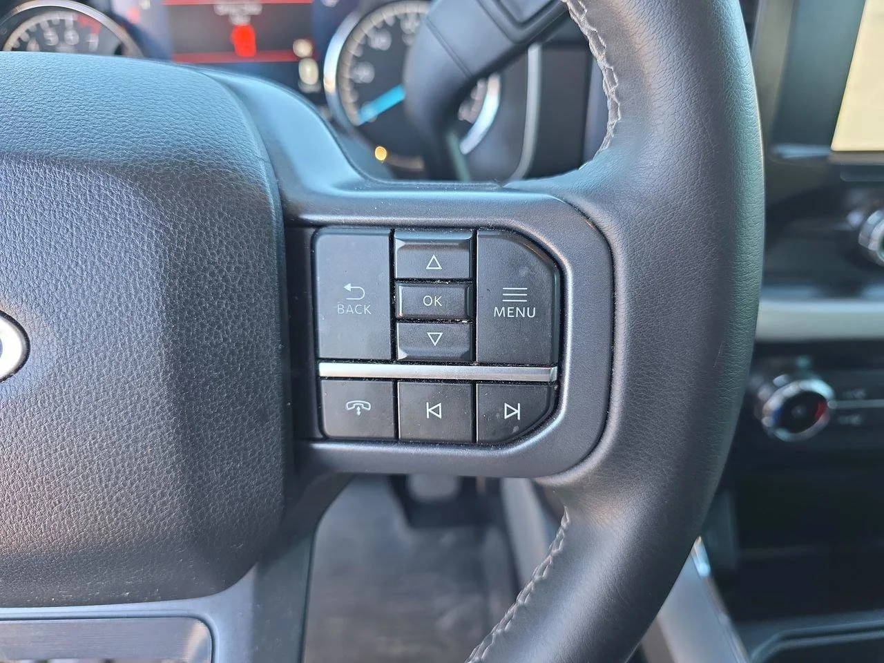Used 2023 Agate Black Metallic Ford XLT image 38