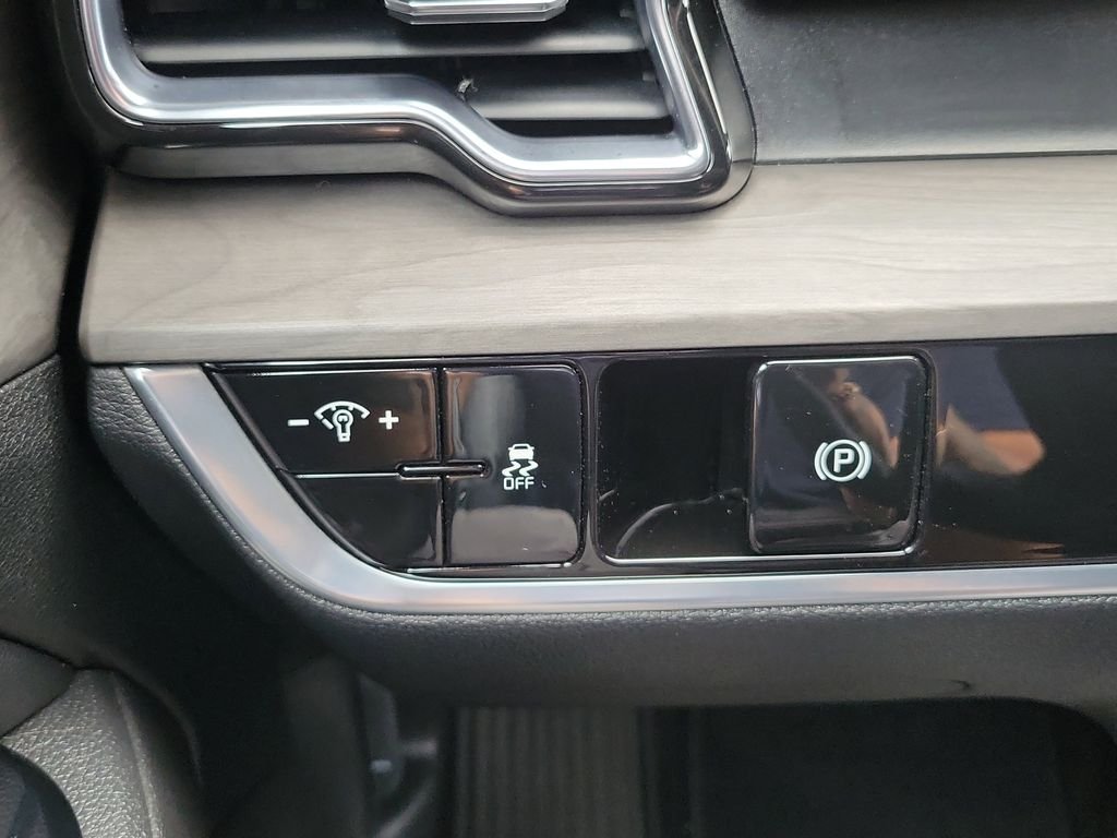 Used 2023 White Kia X-Line image 24