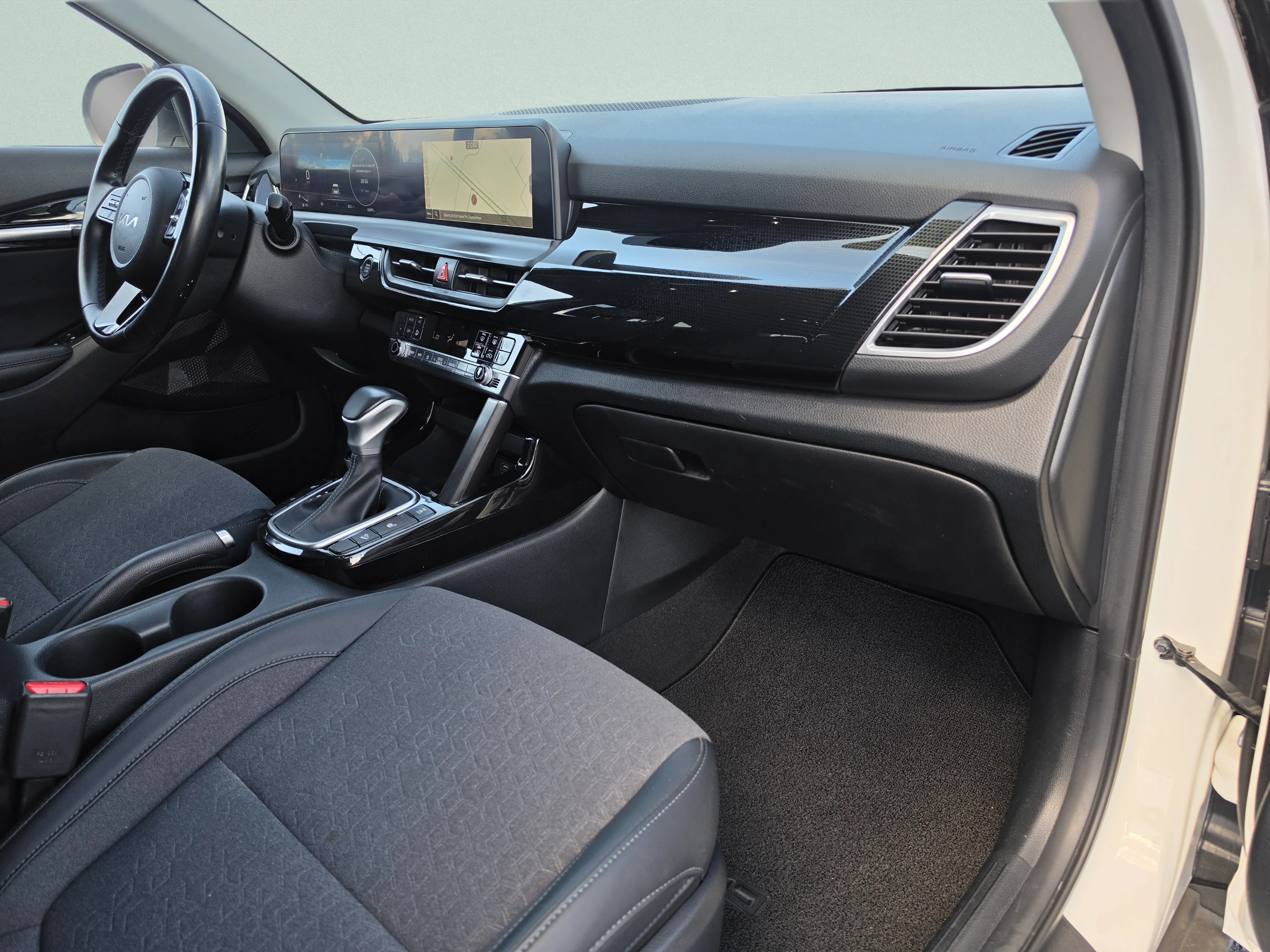 Used 2024 Clear White/Black Roof Kia X-Line image 17