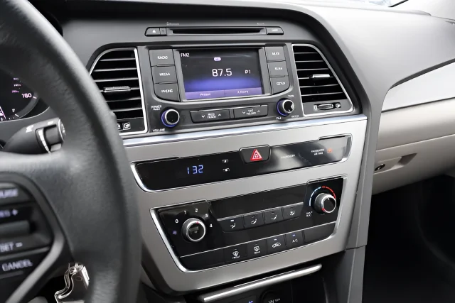 Used 2015 Gray Hyundai SE image 20
