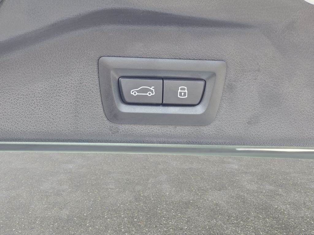Used 2024 White BMW xDrive40i image 14