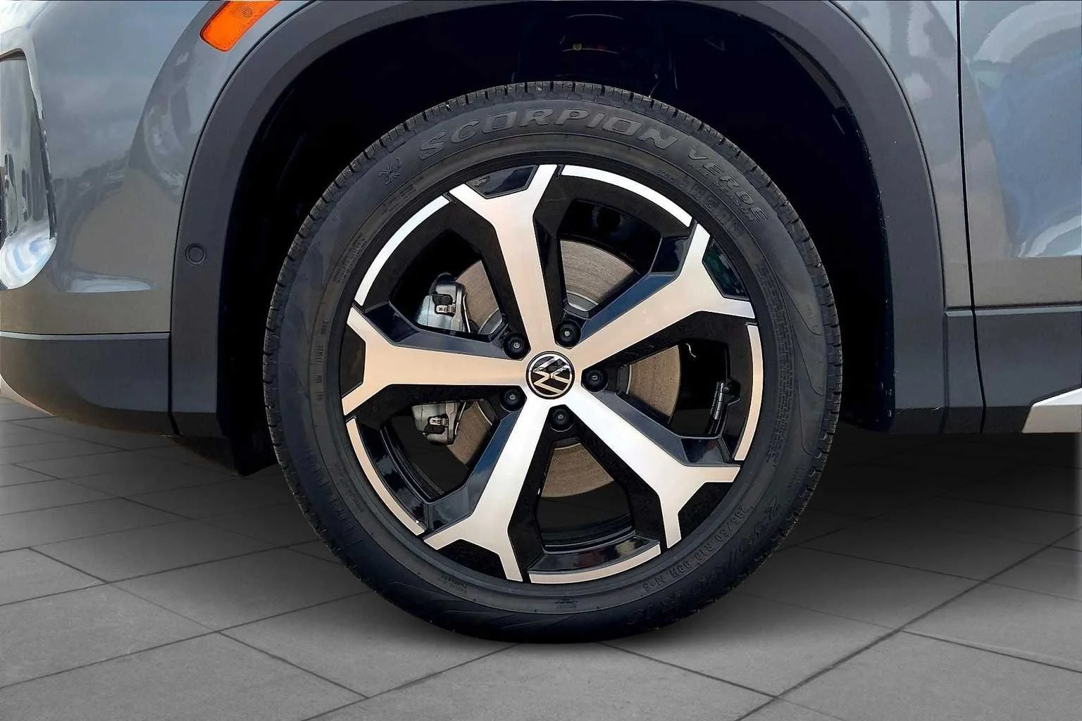 2025 Volkswagen Tiguan SE - Photo 12