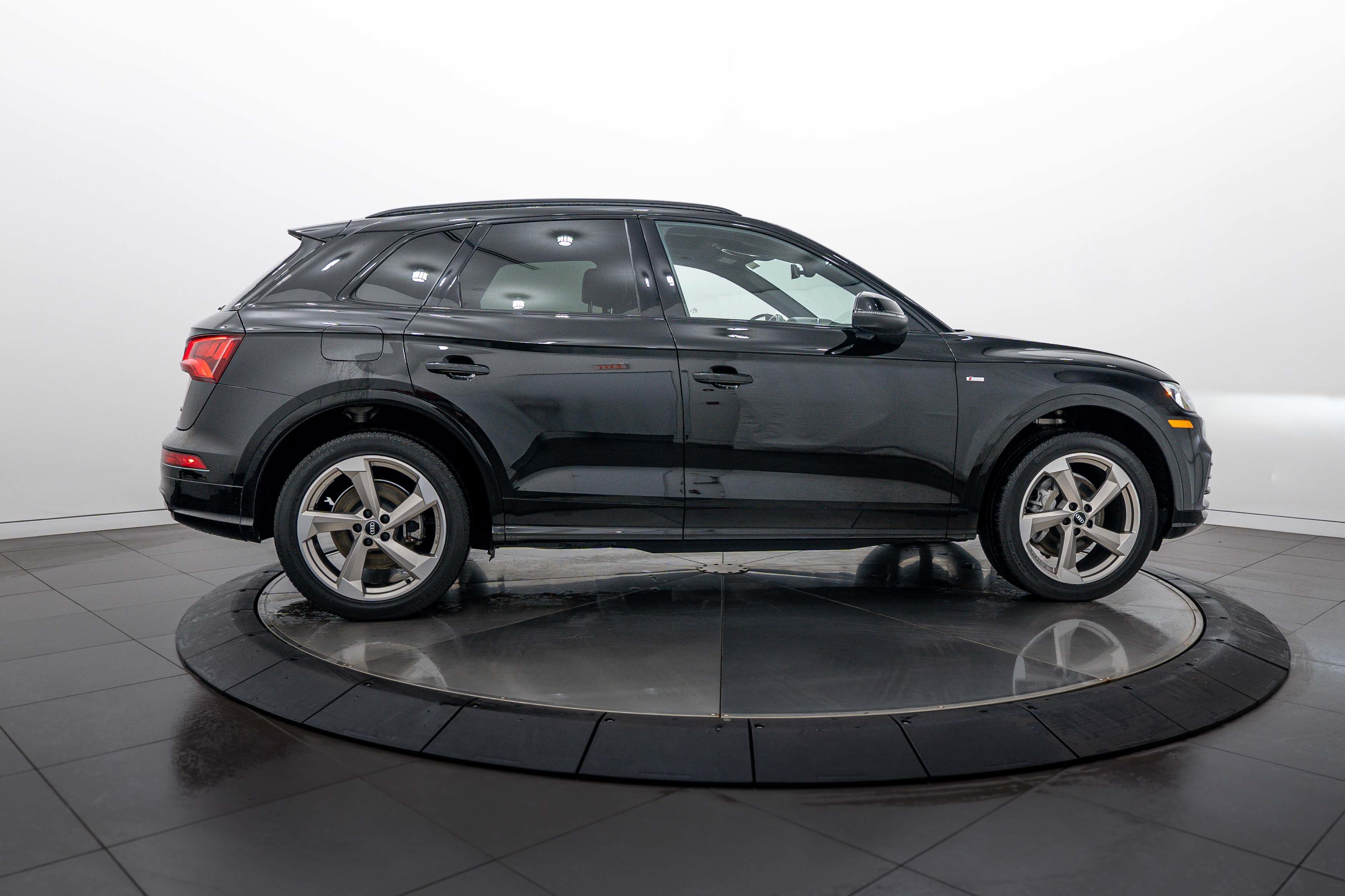 Used 2020 Mythos Black Metallic Audi Titanium Premium Plus image 3