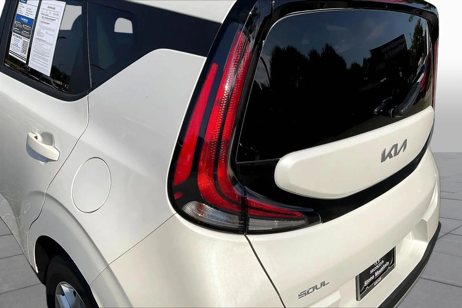 Used 2025 Snow White Pearl Kia LX image 28