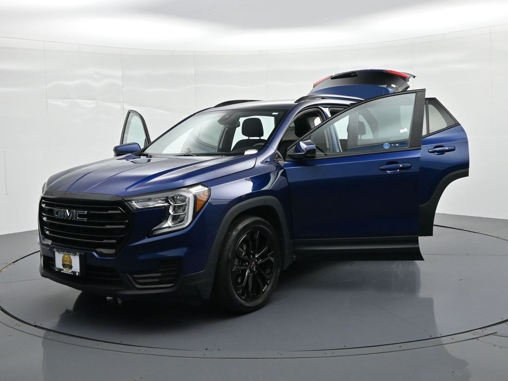 Used 2022 Marine Metallic GMC FWD 4dr SLE image 25