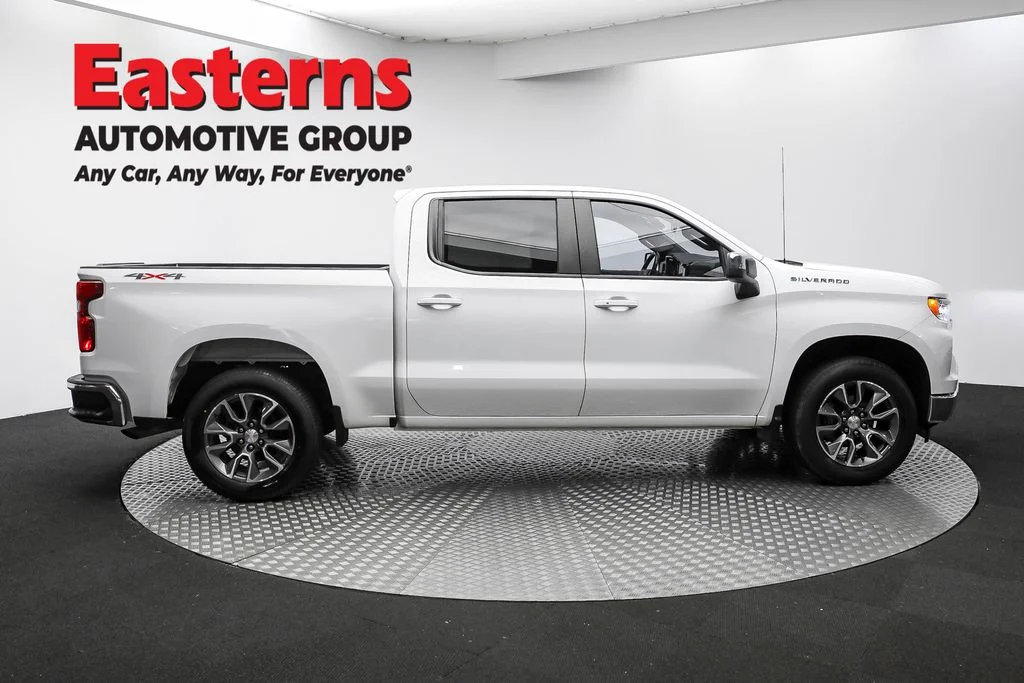 Used 2022 White Chevrolet LT image 4