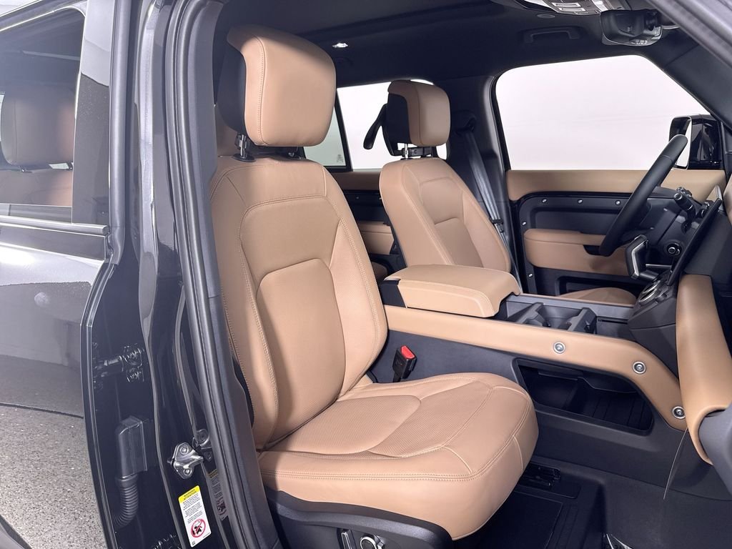 New 2026 SANTORN BLK MET Land Rover S image 23