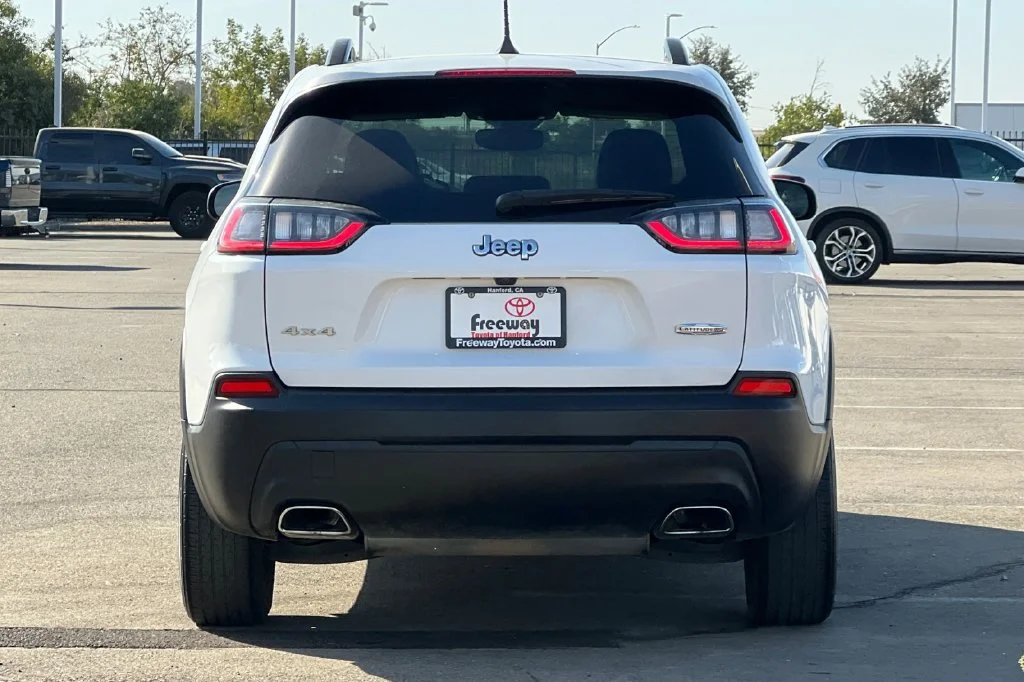 Used 2022 White Jeep Latitude Lux image 6