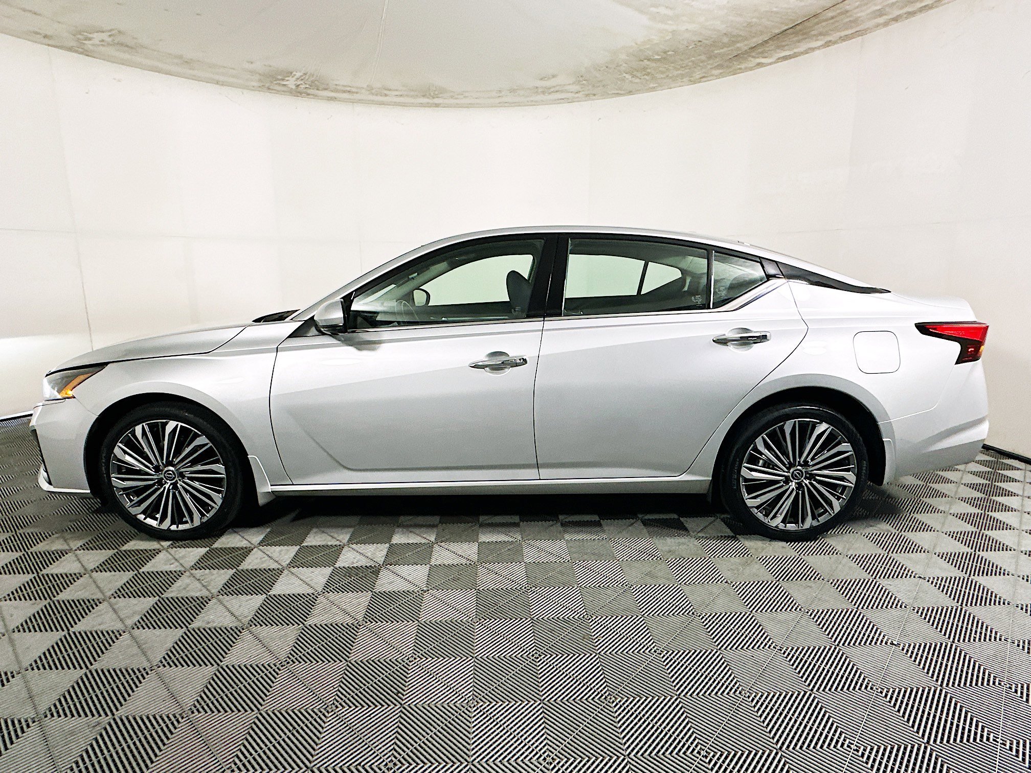 2024 Nissan Altima thumbnail 8