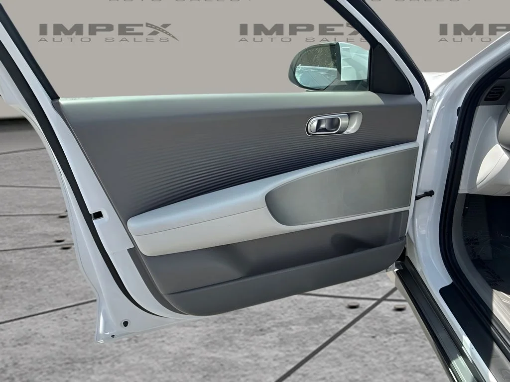 Used 2025 White Hyundai SEL image 25