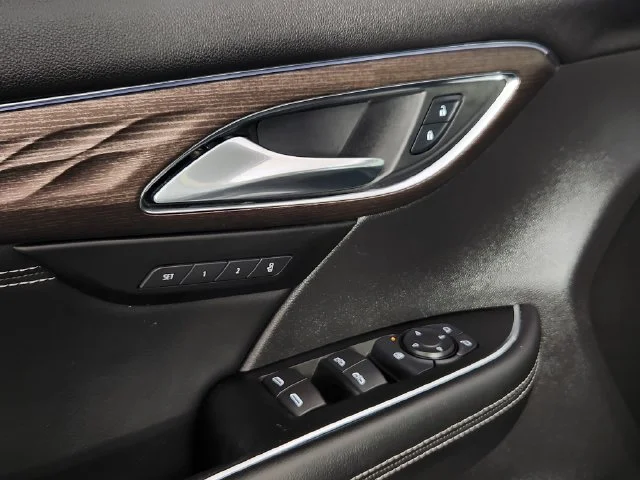Used 2022 Gray Buick Avenir image 12