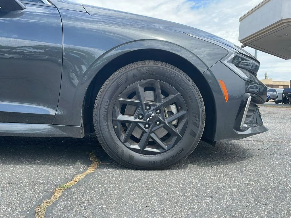 2025 Kia K5 LXS - Photo 23