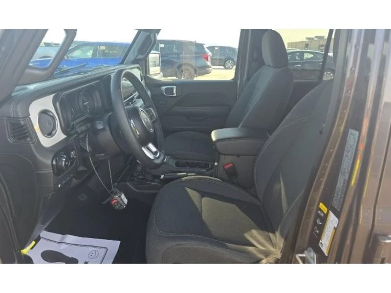 Used 2025 Granite Crystal Clearcoat Metallic Jeep Sahara image 5