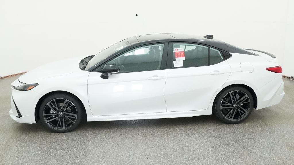 New 2026 Wind Chill Pearl with Midnight Black Metallic roof Toyota XSE image 4