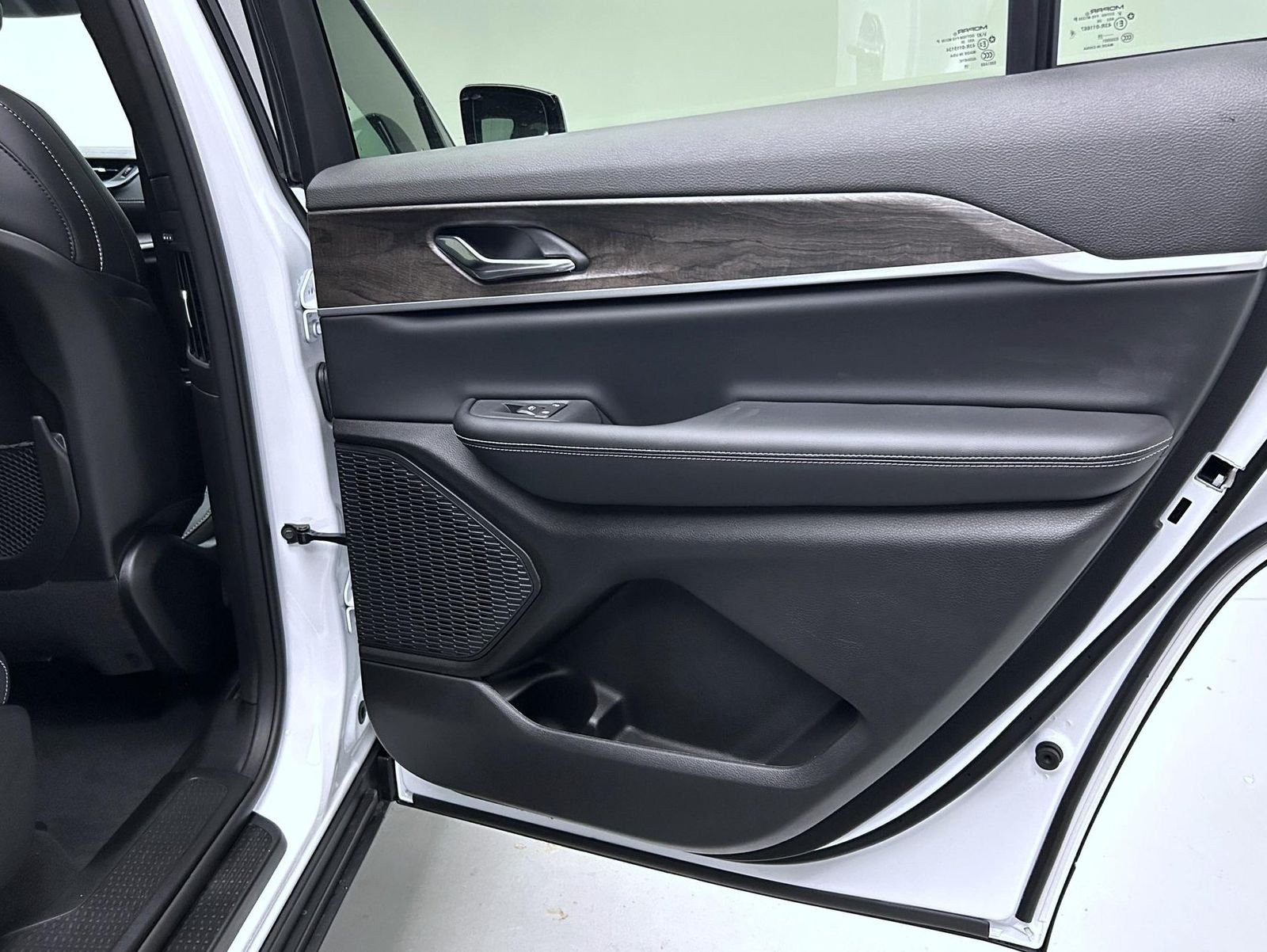New 2026 Bright White Clear-Coat Exterior Paint Jeep Altitude image 17