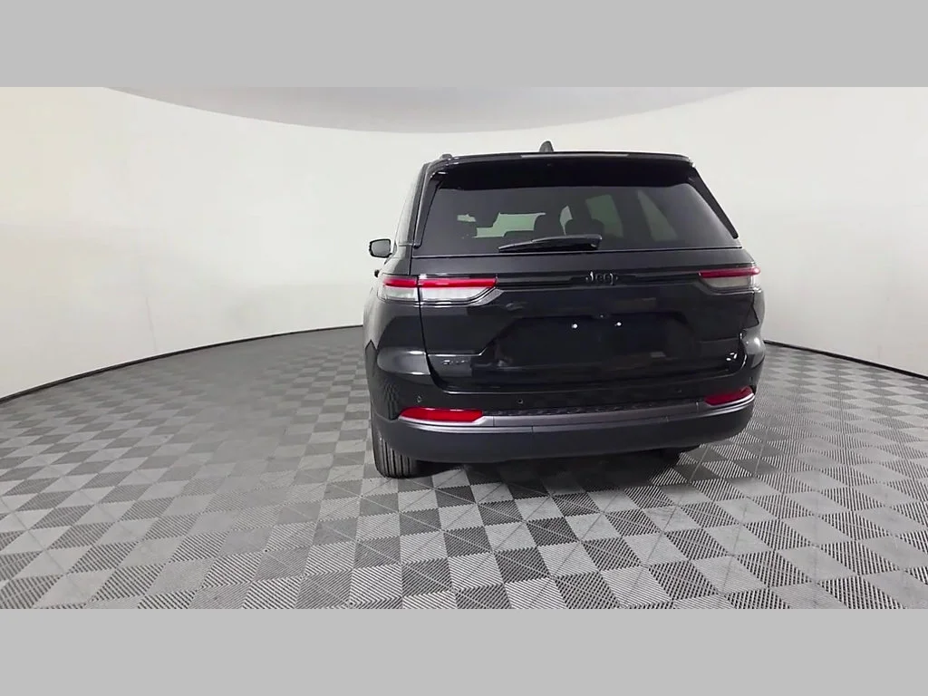 New 2026 Diamond Black Crystal Pearl-Coat Exterior Paint Jeep Laredo Altitude image 31