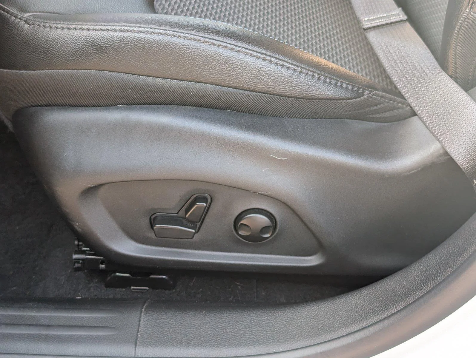 Used 2025 Bright White Clearcoat Jeep Latitude image 17