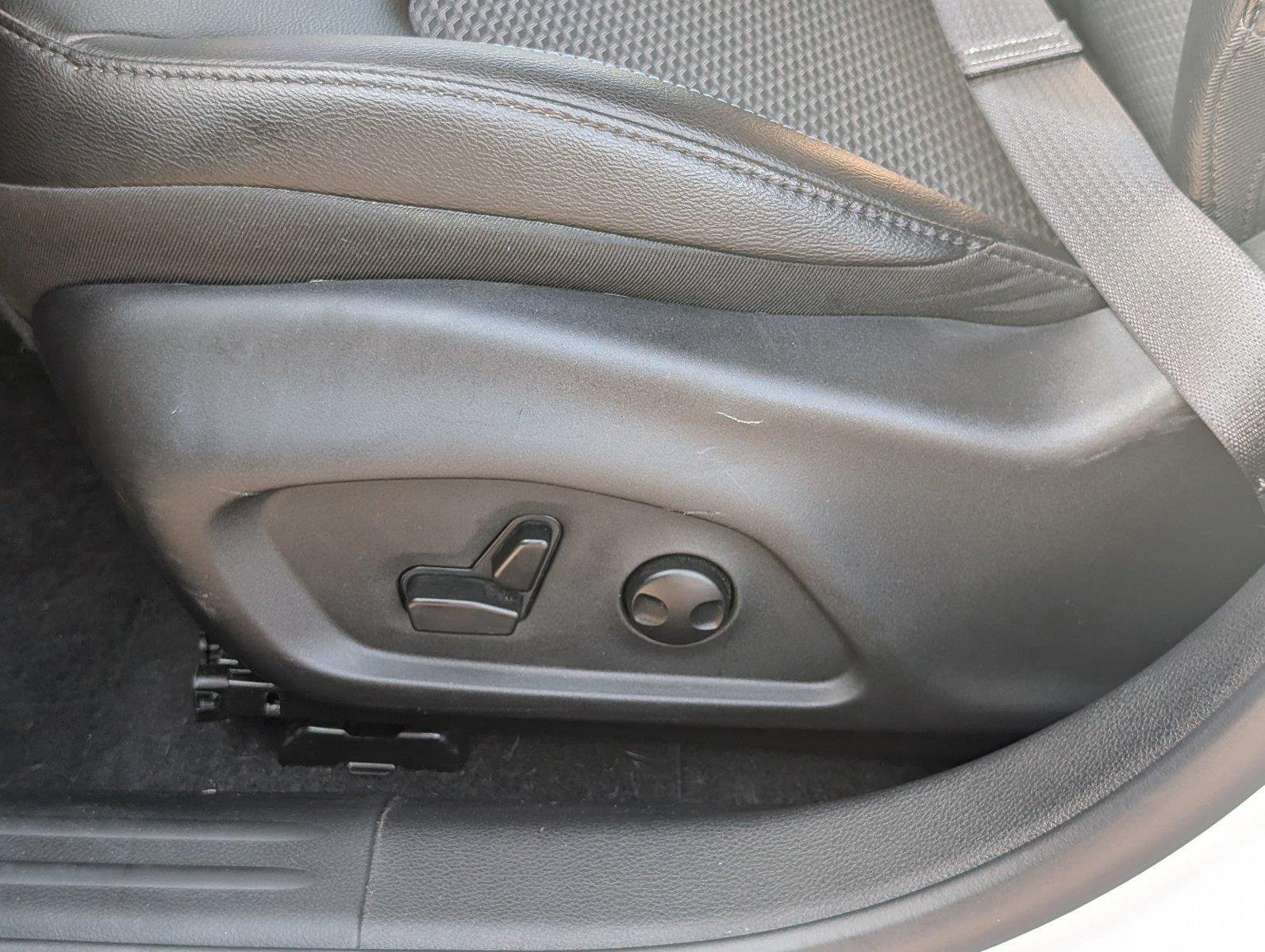 Used 2025 Bright White Clearcoat Jeep Latitude image 17