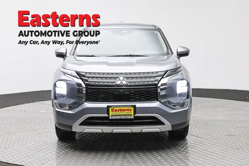 Used 2023 Silver Mitsubishi SE image 2