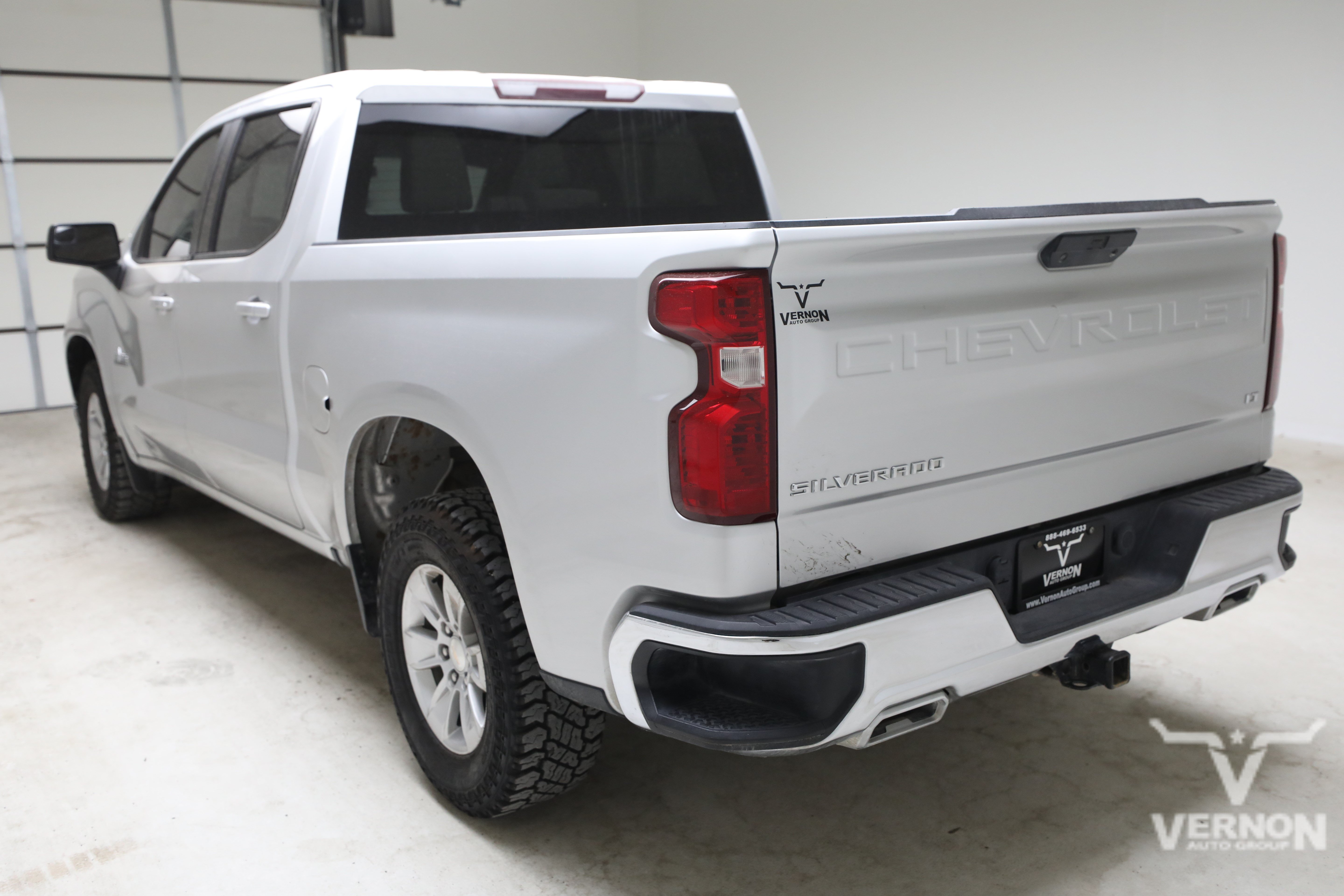 Used 2021 Silver Ice Metallic Chevrolet Y image 3