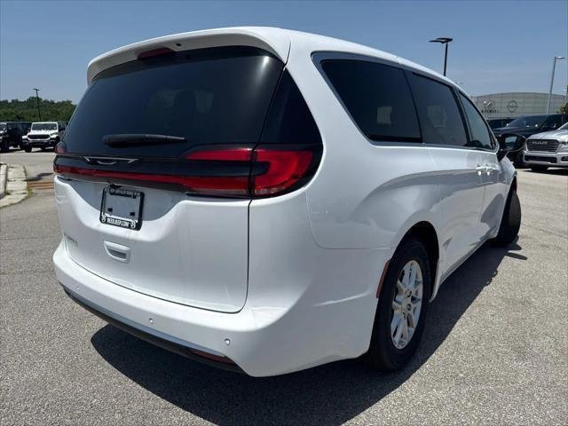 New 2027 Bright White Clear-Coat Paint Chrysler Select image 9