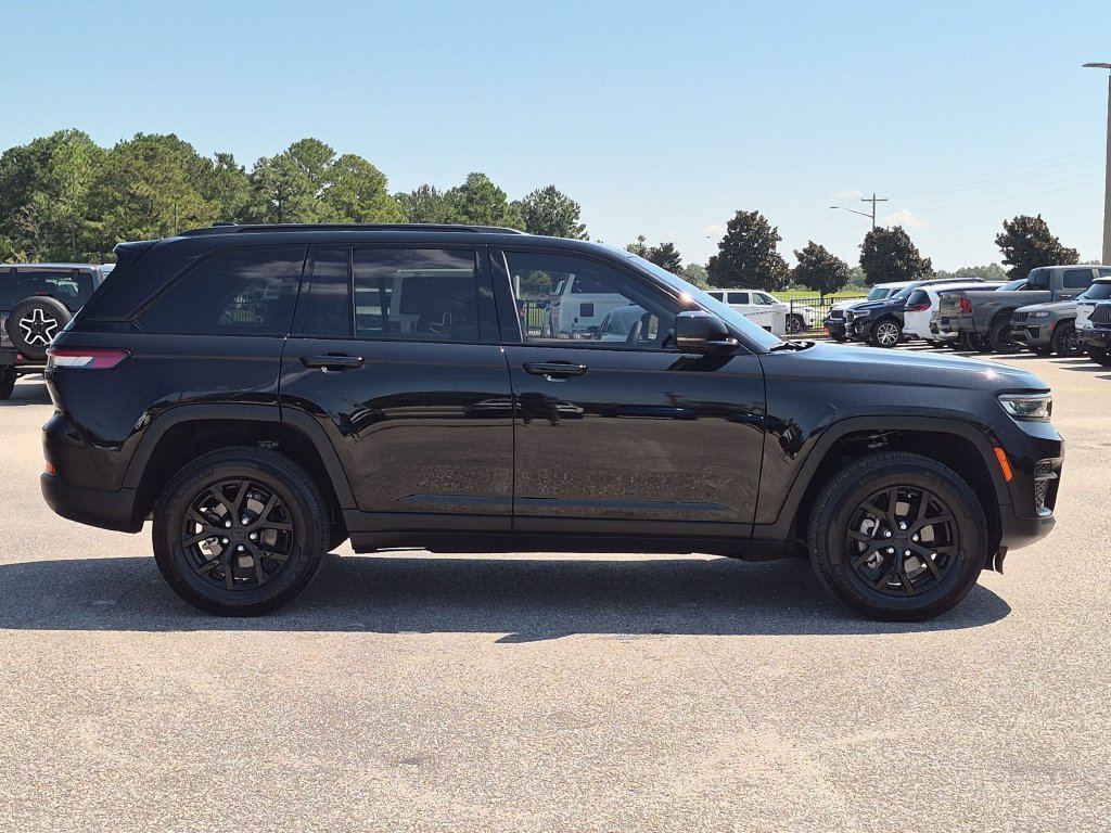 Used 2025 Black Jeep Altitude X image 6